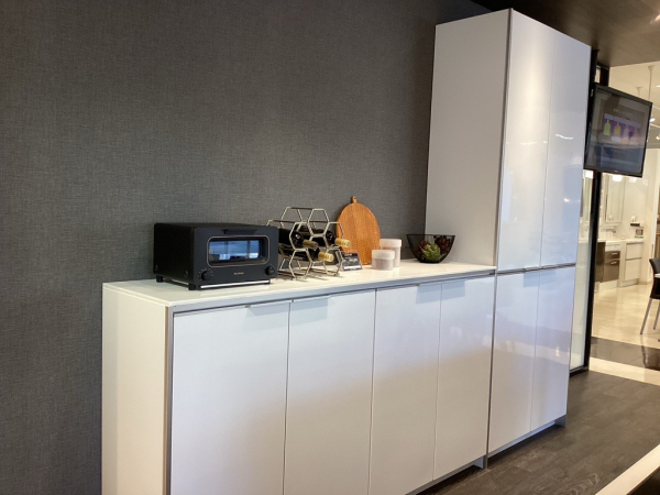 スタイリッシュなカップボード